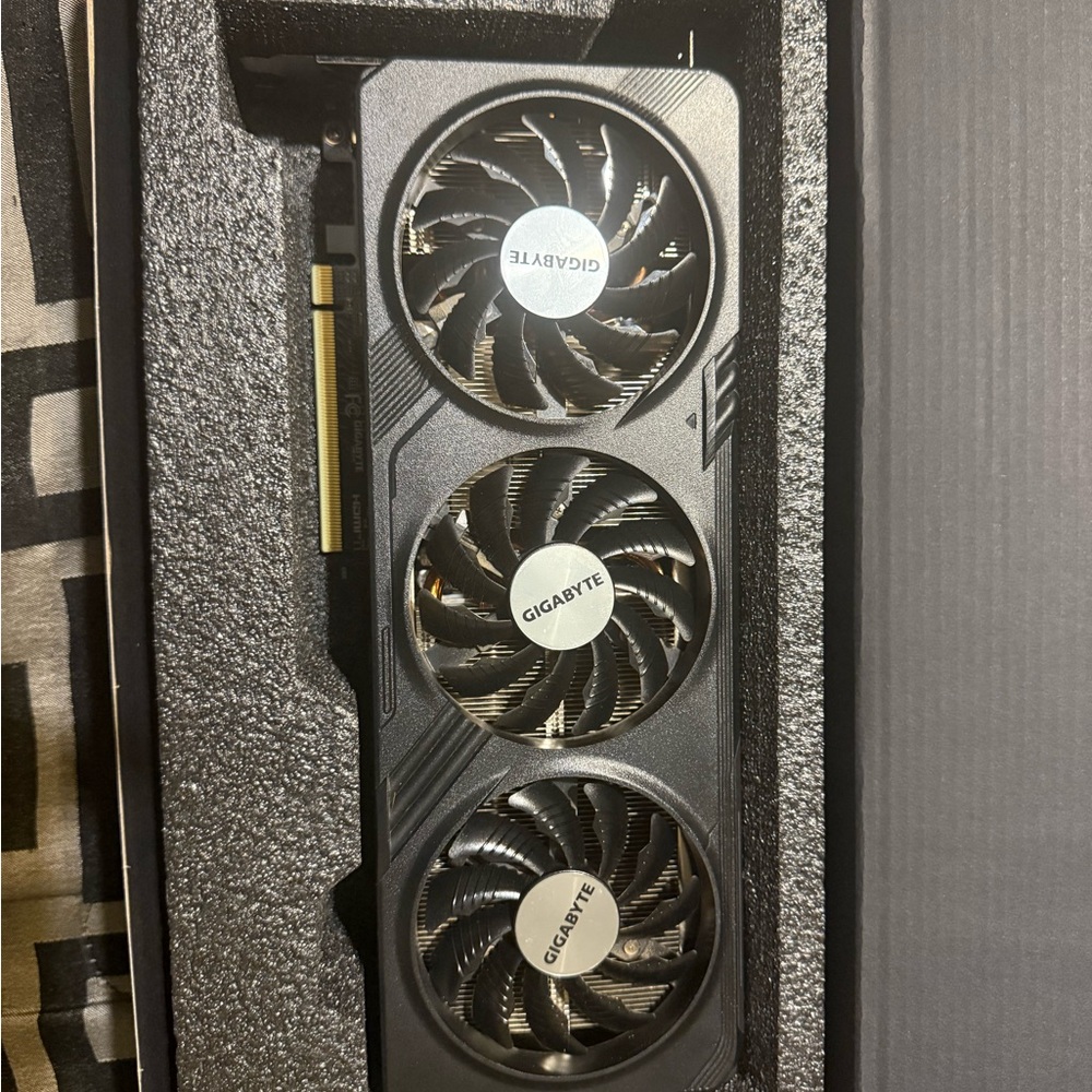 GIGABYTE Radeon RX 7600 XT - Picture 2 of 3